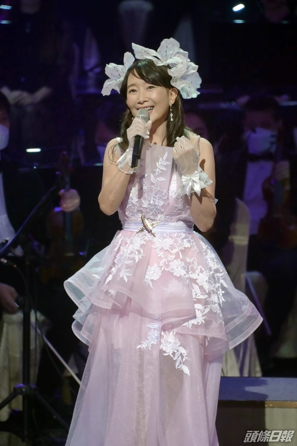 悉心打扮在台上獻唱。